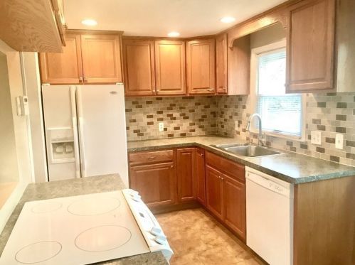 125 Sunrise Ter, Springfield MA 01119-2516 exterior