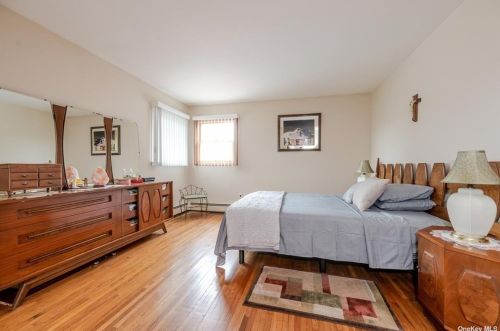 13 Dawson Dr, Valley Stream NY 11581-2939 exterior