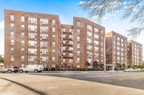 4320 Van Cortlandt Park, Bronx NY  10470-1952 exterior