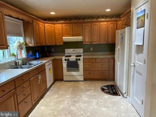 381 Thornhill Dr, Hanover PA  17331-7976 exterior