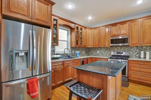 35 Hilliard Ave, Edgewater NJ 07020-1256 exterior