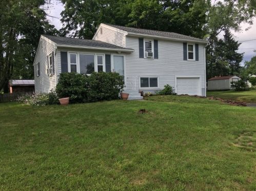 8 Navajo Rd, Springfield, MA 01109-1521