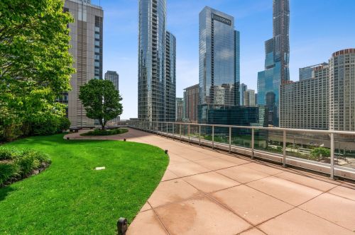 240 Illinois St, Chicago IL  60611-5063 exterior