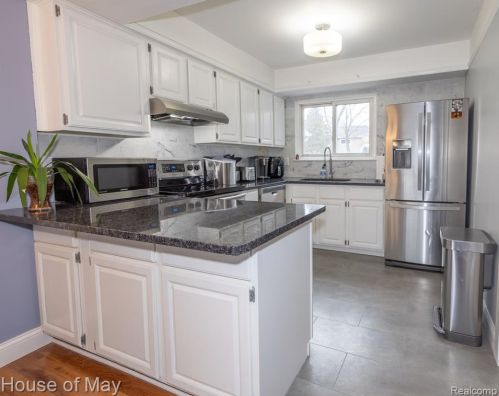 805 Kirts Blvd, Troy MI 48084-4825 exterior