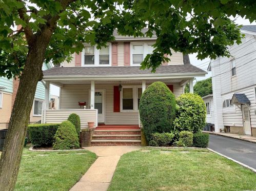 89 Grove St, Valley Stream, NY 11580-5943