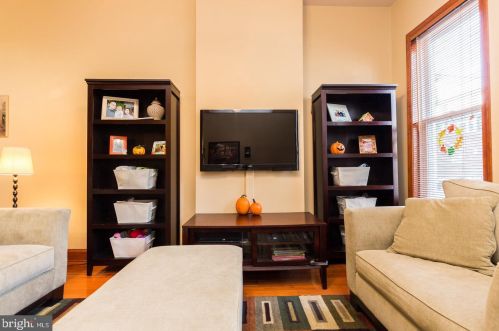 818 Belgrade St, Philadelphia PA  19125-3513 exterior