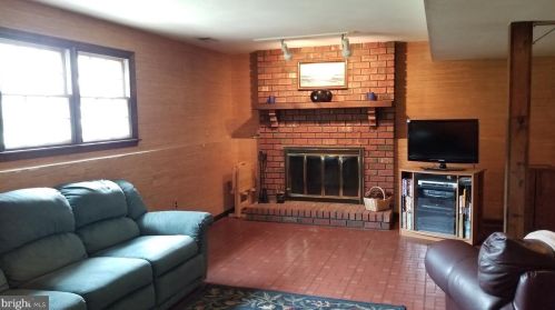 26 Acres Dr, Trenton NJ 08690-3915 exterior