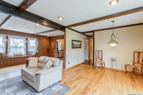 81 Gannet Dr, Commack NY 11725-4904 exterior