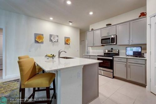 916 Bent Creek Dr, Fort Pierce FL  34947-1330 exterior