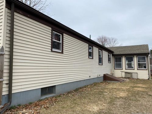 43 Raffia Rd, Enfield CT 06082-5159 exterior