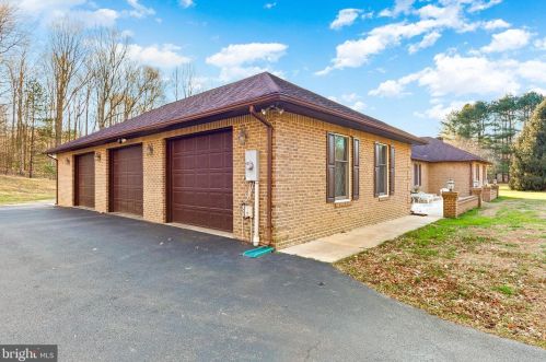 925 Hunting Lake Dr, Huntingtown MD 20639-2704 exterior