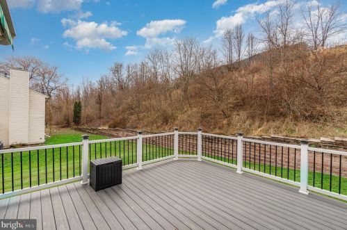 37 Louvain Dr, Hanover PA 17331-8696 exterior