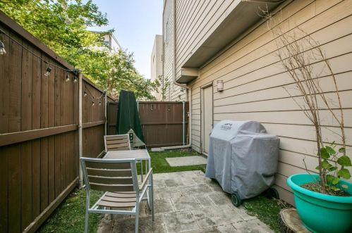 2100 Fitzhugh Ave, Dallas TX  75204-4624 exterior