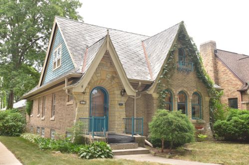 3276 50th St, Milwaukee, WI 53216-3212