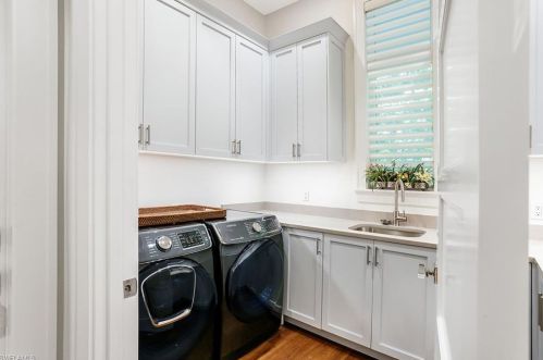 4215 Crayton Rd, Naples FL 34103-8524 exterior