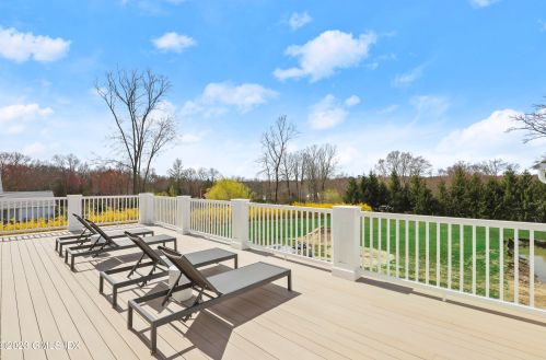 32 Meadowcroft Ln, Greenwich CT 06830-3823 exterior