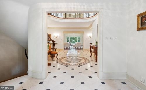 24 Lakewood Dr, Media PA 19063-1807 exterior