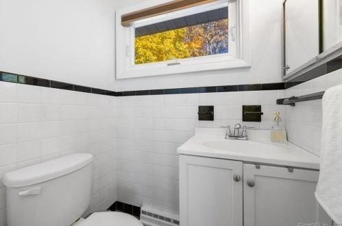 87 Thorpe Ave, Meriden CT 06450-4843 exterior