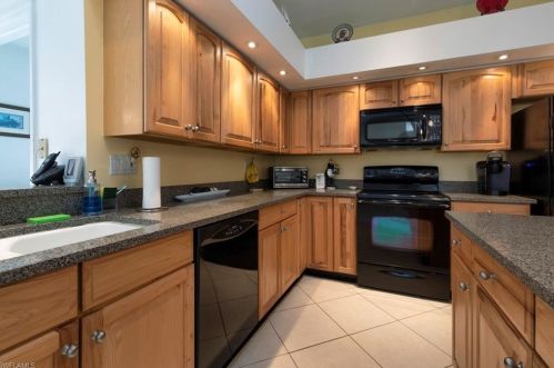 546 Countryside Dr, Naples FL 34104-6724 exterior