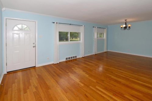 10411 Roscommon Dr, Saint Louis, MO 63123-5015