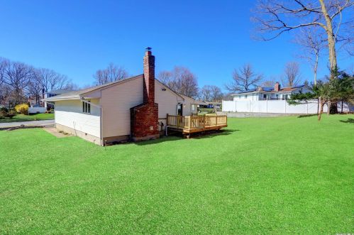 14 Gannet Dr, Commack NY 11725-4903 exterior