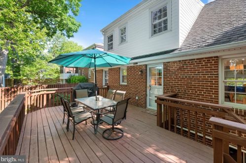 1712 Oakcrest Dr, Alexandria VA 22302-2336 exterior