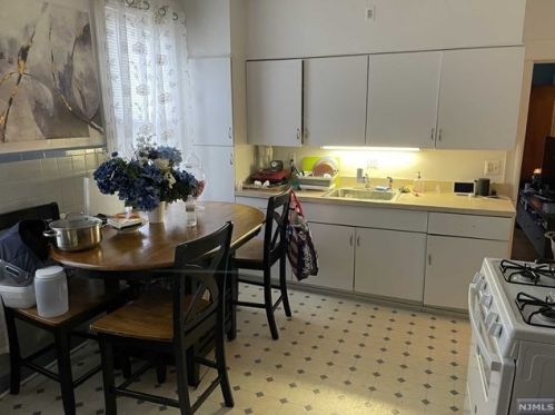 55 Clinton Pl, East Rutherford NJ 07073-1323 exterior