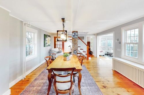 23 Baptist St, Middletown RI 02840-2520 exterior