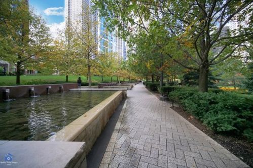 420 Waterside Dr, Chicago IL  60601-4700 exterior