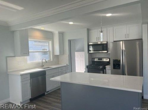 77 Tecumseh St, Clawson MI  48017-2054 exterior