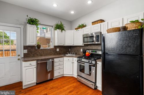 1233 Jackson St, Philadelphia PA 19148-2929 exterior