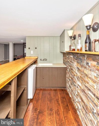 604 Forest Glen Rd, Silver Spring MD 20910-1122 exterior