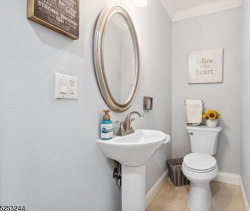 41 Cutter Dr, East Hanover NJ  07936-3047 exterior