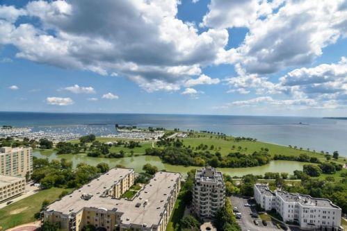 1313 Franklin Pl, Milwaukee WI  53202-2980 exterior