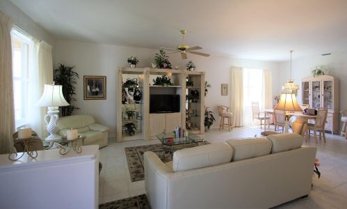 566 Cortina Ln, Fort Pierce FL 34986-1742 exterior