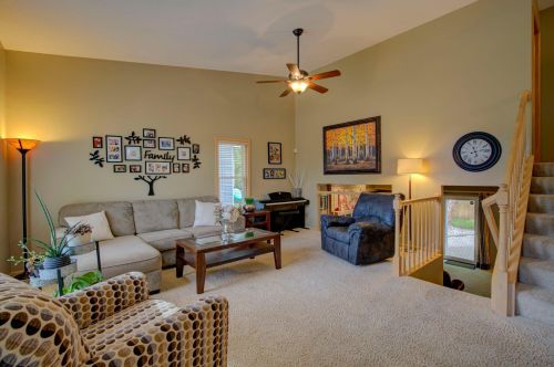 1890 Park Rdg Dr, Chaska MN 55318-2810 exterior