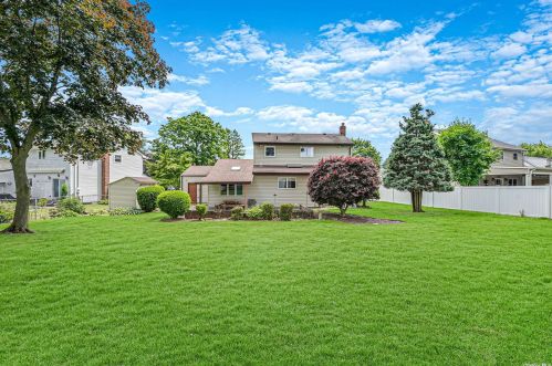 21 Arden Ln, Commack NY 11725-1301 exterior