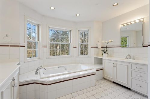 181 Long Lots Rd, Westport CT 06880-3826 exterior