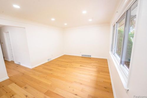 8451 Nightingale St, Dearborn Heights MI  48127-1203 exterior