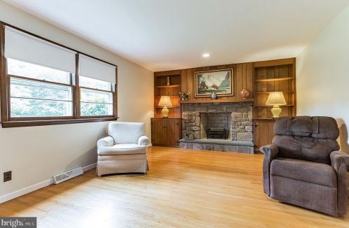 271 Lamplighter Ln, Huntingdon Valley PA 19006-3033 exterior