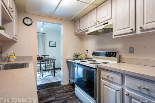 943 Kirts Blvd, Troy MI 48084-4837 exterior