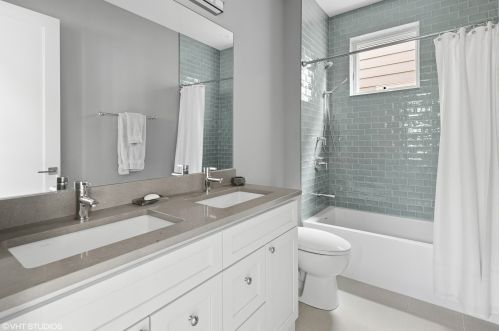 3621 Hermitage Ave, Chicago IL 60613-3507 exterior