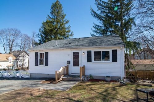 39 Libbeus St, Woonsocket, RI 02895-1103