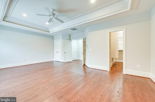 1402 Harvest Xing Dr, Mc Lean VA 22101-5650 exterior