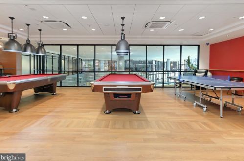 5902 Mount Eagle Dr, Alexandria VA 22303-2513 exterior