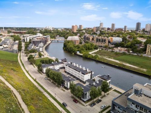 2001 Booth St, Milwaukee WI 53212-3403 exterior