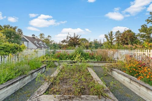 9303 Vly Hl Rd, Milwaukee WI 53217-1039 exterior