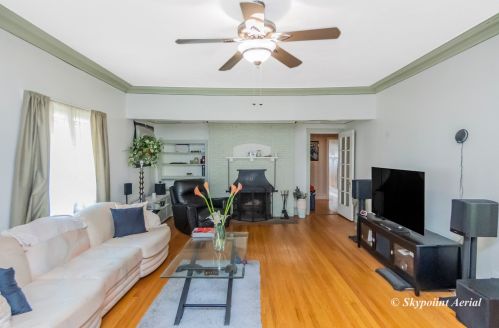 7114 Crandon Ave, Chicago, IL 60649-2508