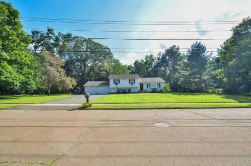 7 Stone Hedge Dr, North Haven, CT 06473-2808