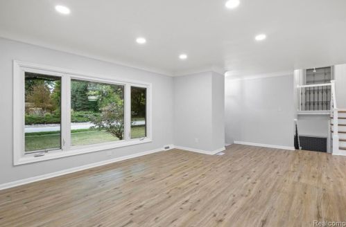 421 Beech Daly St, Dearborn Heights MI  48125-1000 exterior